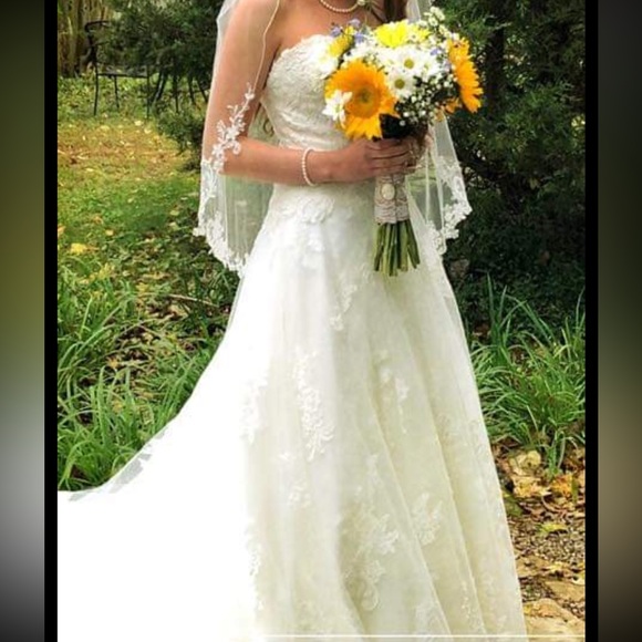 EUC WEDDING DRESS WITH POCKETS - Picture 8 of 9